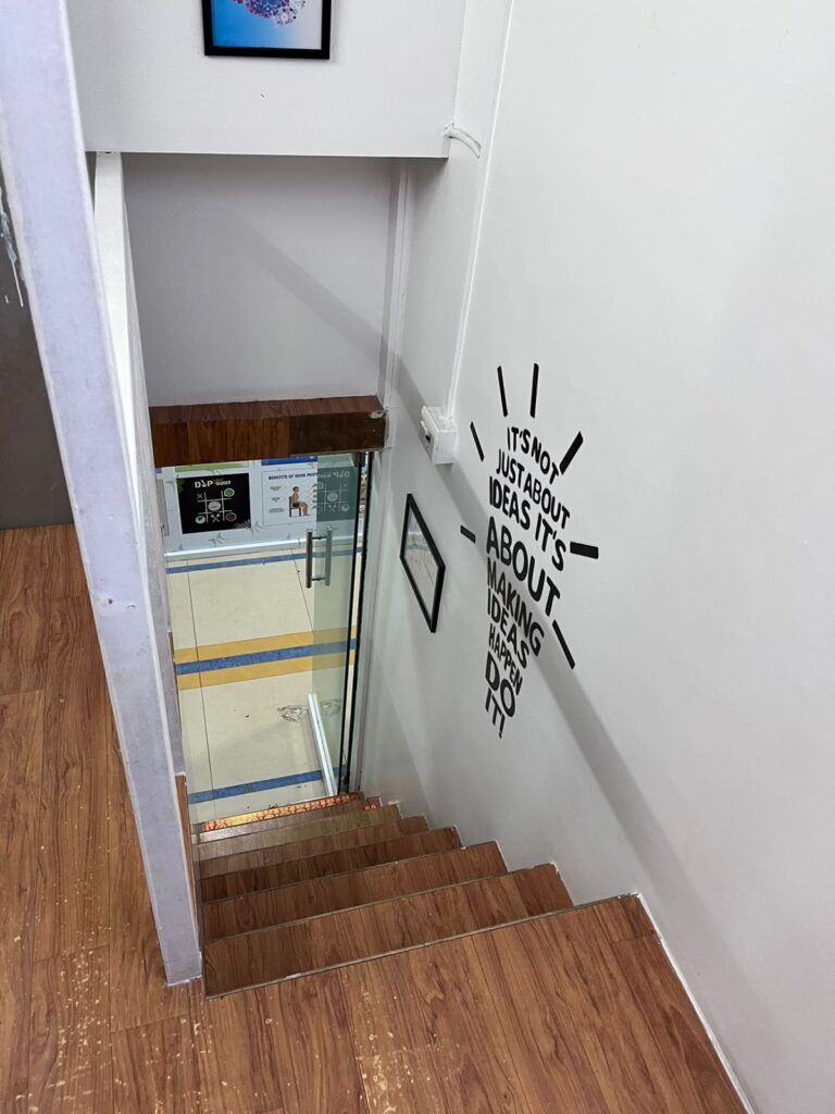 Compact Office on Rent in Kandivali West image 1