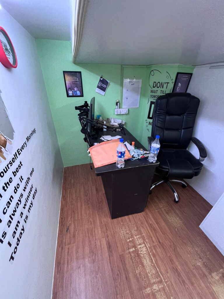 Compact Office on Rent in Kandivali West image 3