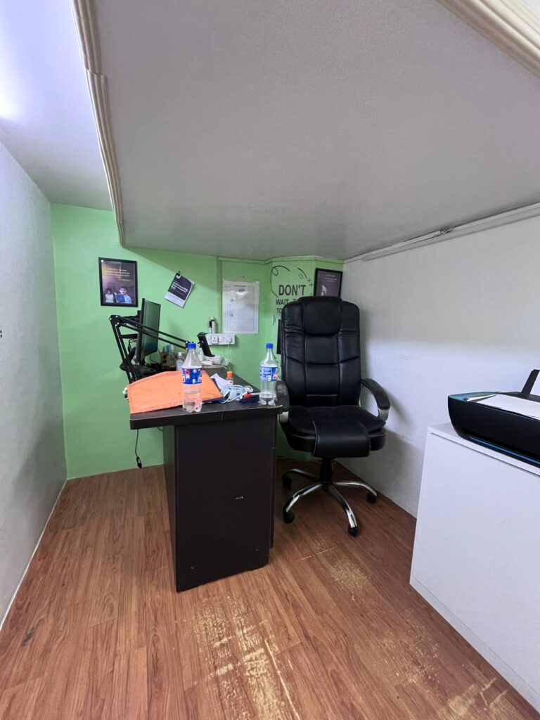 Compact Office on Rent in Kandivali West image 5